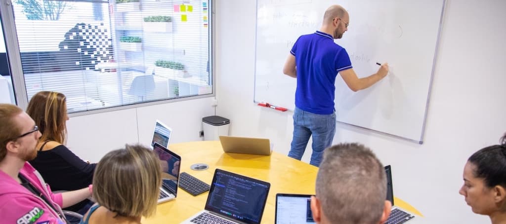 Equipo de Redsauce asistiendo a una formación interna sobre testing QA