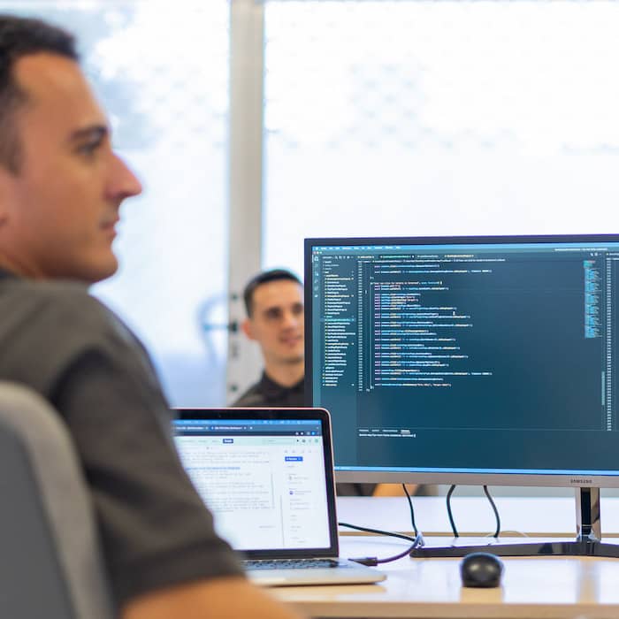 Équipe Redsauce révisant les pratiques nécessaires pour la formation QA